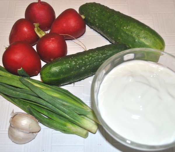 Ингредиенты для соус-салата с огурцами и редисом